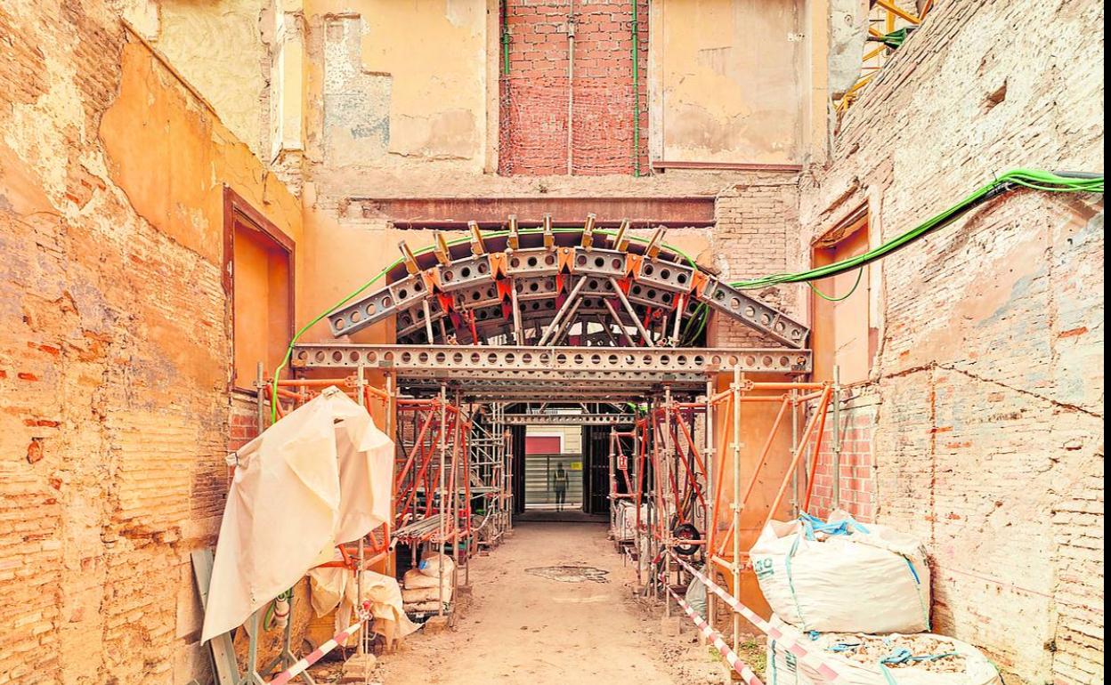 Una de las fachadas interiores, recayente al patio, en la que también se observa que se ha colocado el forjado.