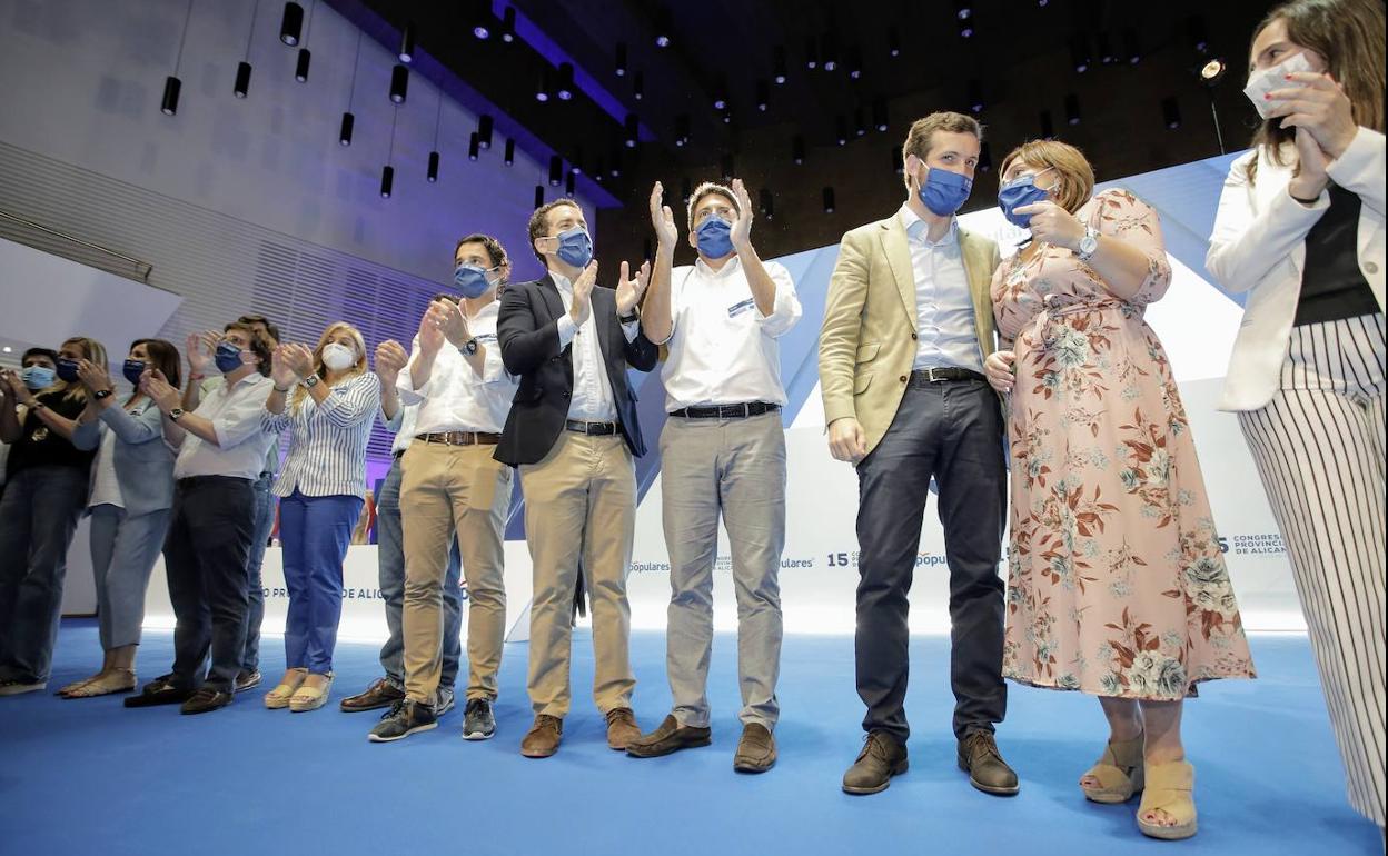 El presidente del PP, Pablo Casado (3d), acude al acto de clausura del XV Congreso del Partido Popular Provincia de Alicante. 