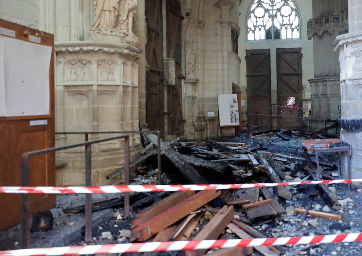 Un año después de que Notre Dame de París fuera parcialmente destrozada por las llamas, un incendio, que parece intencionado, ha causado mportantes daños en la catedral gótica del siglo XVI de Nantes, al oeste de Francia. Se ha abierto una investigación ya que se han observado «tres puntos de fuego distintos». Los daños se concentran en el gran órgano, que parece totalmente destruido, según los bomberos. 