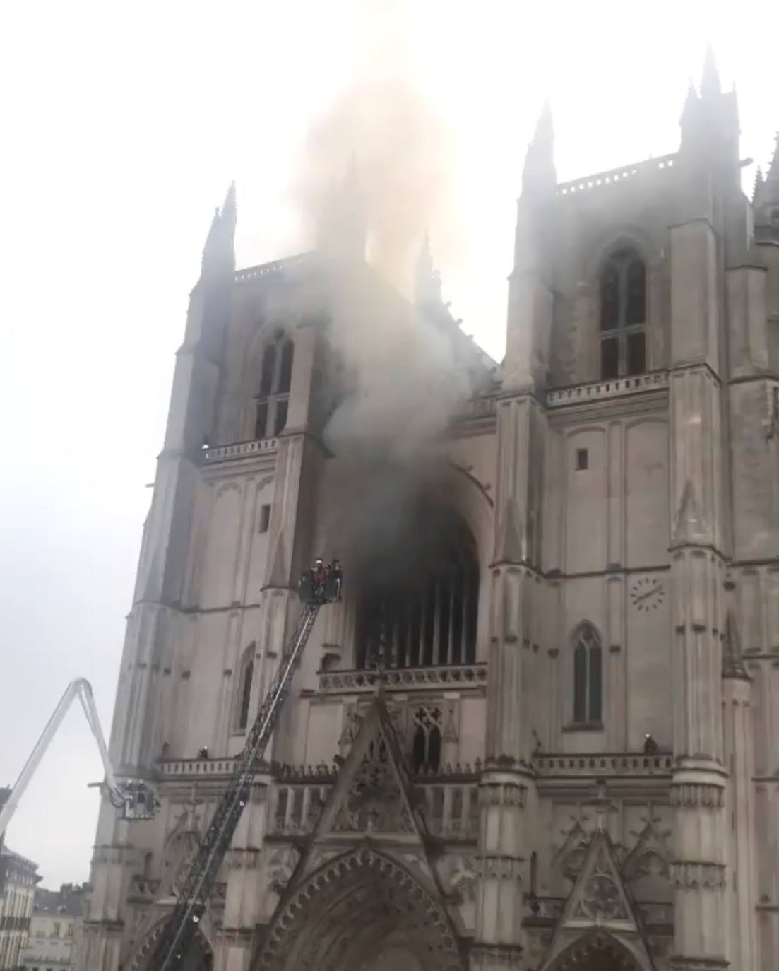 Un año después de que Notre Dame de París fuera parcialmente destrozada por las llamas, un incendio, que parece intencionado, ha causado mportantes daños en la catedral gótica del siglo XVI de Nantes, al oeste de Francia. Se ha abierto una investigación ya que se han observado «tres puntos de fuego distintos». Los daños se concentran en el gran órgano, que parece totalmente destruido, según los bomberos. 