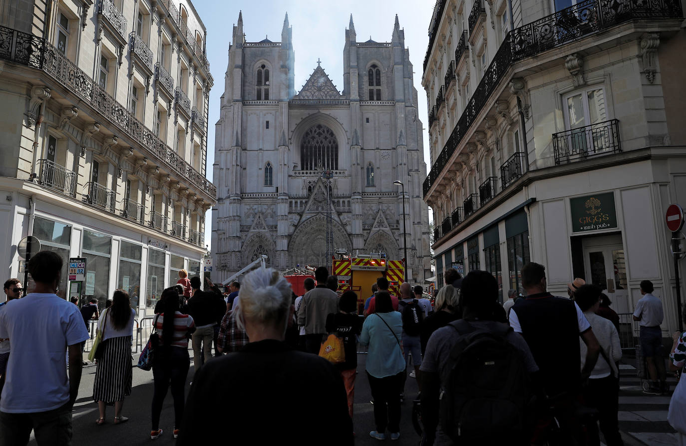 Un año después de que Notre Dame de París fuera parcialmente destrozada por las llamas, un incendio, que parece intencionado, ha causado mportantes daños en la catedral gótica del siglo XVI de Nantes, al oeste de Francia. Se ha abierto una investigación ya que se han observado «tres puntos de fuego distintos». Los daños se concentran en el gran órgano, que parece totalmente destruido, según los bomberos. 