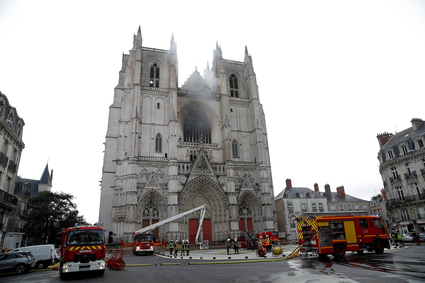 Un año después de que Notre Dame de París fuera parcialmente destrozada por las llamas, un incendio, que parece intencionado, ha causado mportantes daños en la catedral gótica del siglo XVI de Nantes, al oeste de Francia. Se ha abierto una investigación ya que se han observado «tres puntos de fuego distintos». Los daños se concentran en el gran órgano, que parece totalmente destruido, según los bomberos. 