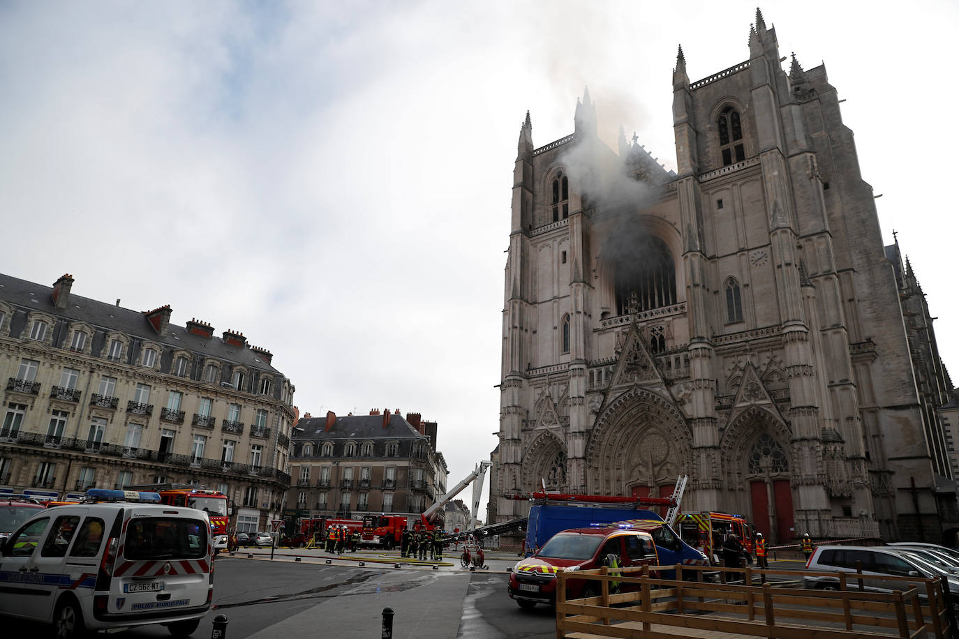 Un año después de que Notre Dame de París fuera parcialmente destrozada por las llamas, un incendio, que parece intencionado, ha causado mportantes daños en la catedral gótica del siglo XVI de Nantes, al oeste de Francia. Se ha abierto una investigación ya que se han observado «tres puntos de fuego distintos». Los daños se concentran en el gran órgano, que parece totalmente destruido, según los bomberos. 