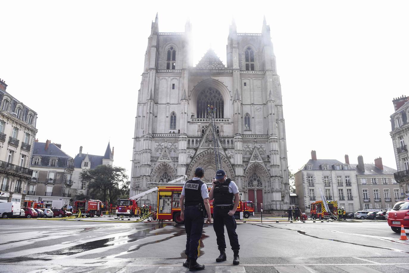 Un año después de que Notre Dame de París fuera parcialmente destrozada por las llamas, un incendio, que parece intencionado, ha causado mportantes daños en la catedral gótica del siglo XVI de Nantes, al oeste de Francia. Se ha abierto una investigación ya que se han observado «tres puntos de fuego distintos». Los daños se concentran en el gran órgano, que parece totalmente destruido, según los bomberos. 