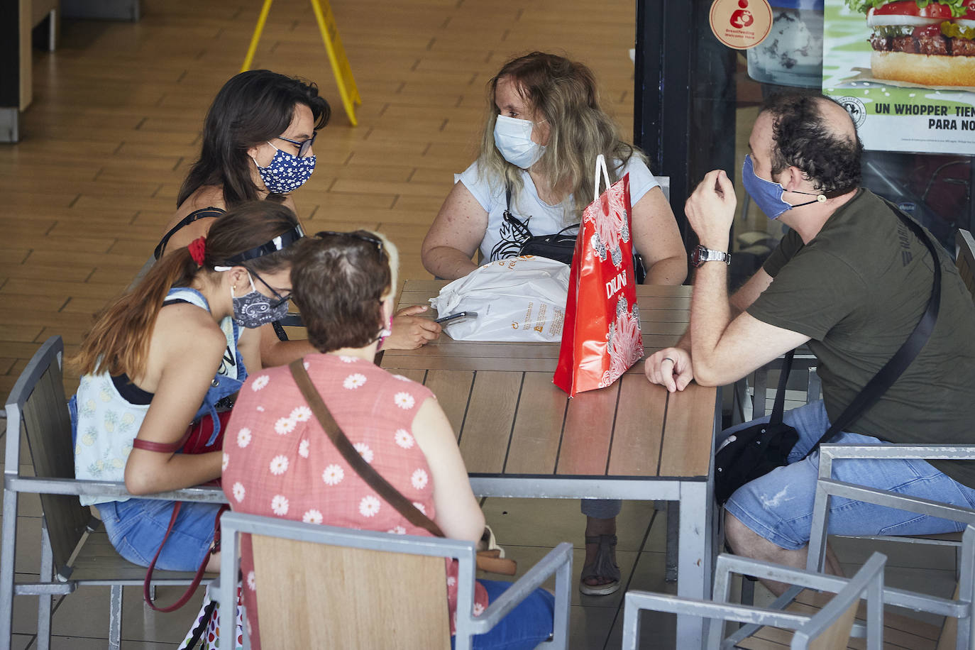 Ciudadanos Toman algo en una terraza en Nuevo Centrol, Valencia. 