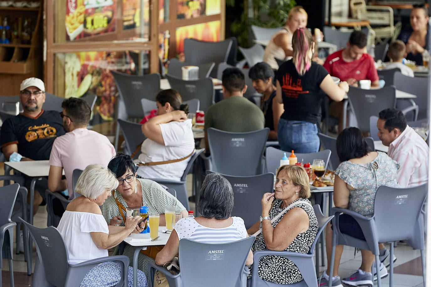 Ciudadanos Toman algo en una terraza en Nuevo Centrol, Valencia. 