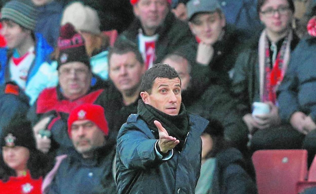 Javi Gracia da instrucciones en la banda durante un partido de su época en el Watford. 