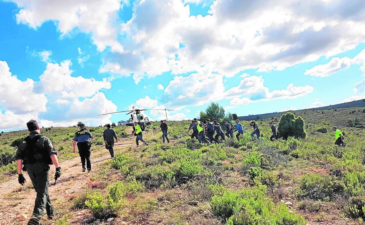 Agentes trasaladan a un helicóptero al 'Rambo de Requena'. 