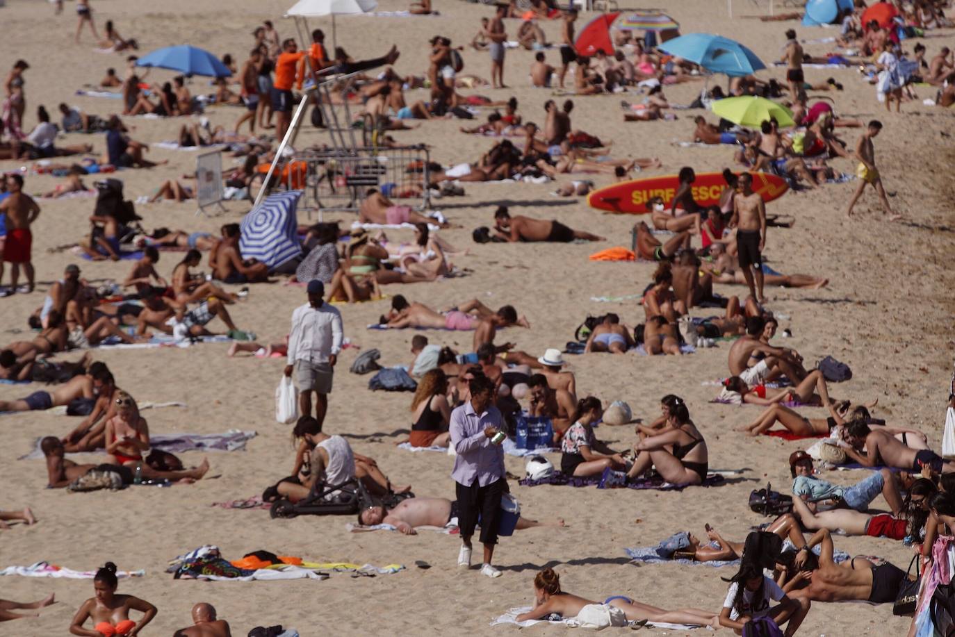 La directora de Protección Civil de Cataluña, Isabel Ferrer, ha pedido autorresponsabilidad a los ciudadanos para frenar la pandemia porque, ha asegurado, «hay imágenes que asustan», en relación a la gran afluencia de gente en las playas sin mascarillas y sin guardar la distancia de seguridad. 