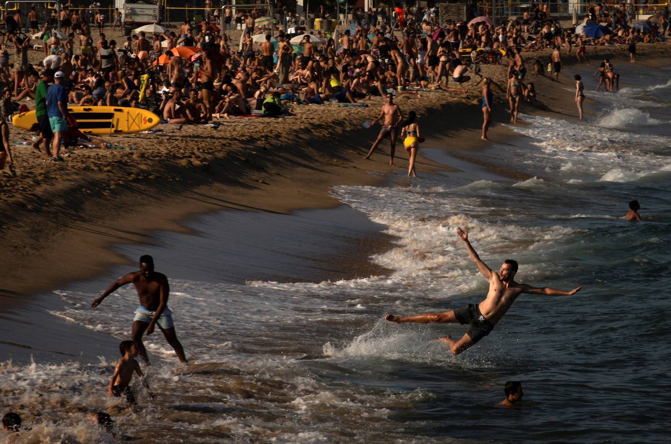 La directora de Protección Civil de Cataluña, Isabel Ferrer, ha pedido autorresponsabilidad a los ciudadanos para frenar la pandemia porque, ha asegurado, «hay imágenes que asustan», en relación a la gran afluencia de gente en las playas sin mascarillas y sin guardar la distancia de seguridad. 