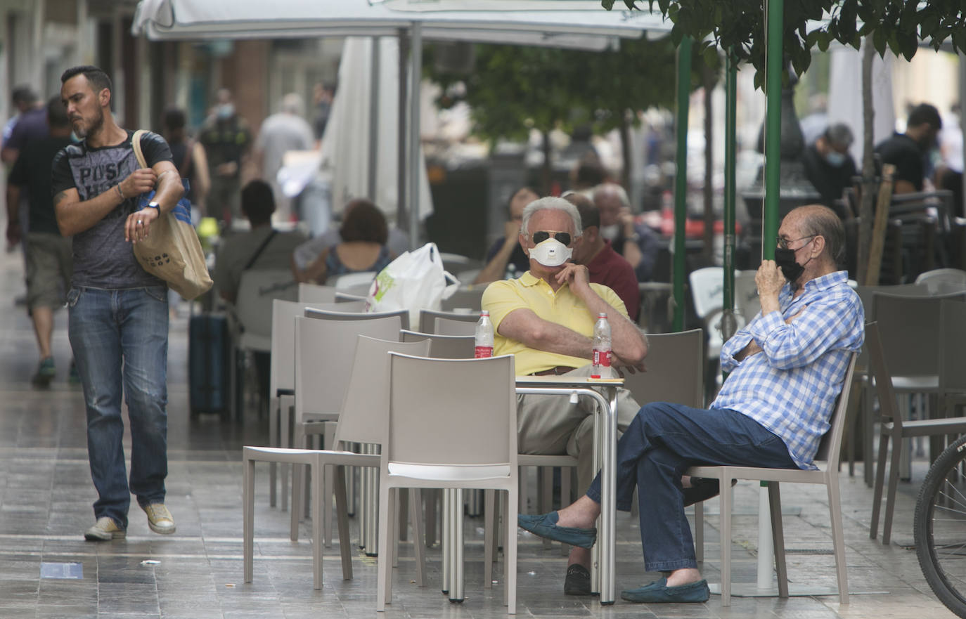 Algunas personas optan por ponerse la mascarilla entre sorbo y sorbo pese a que estén exentos de la obligación durante el consumo.