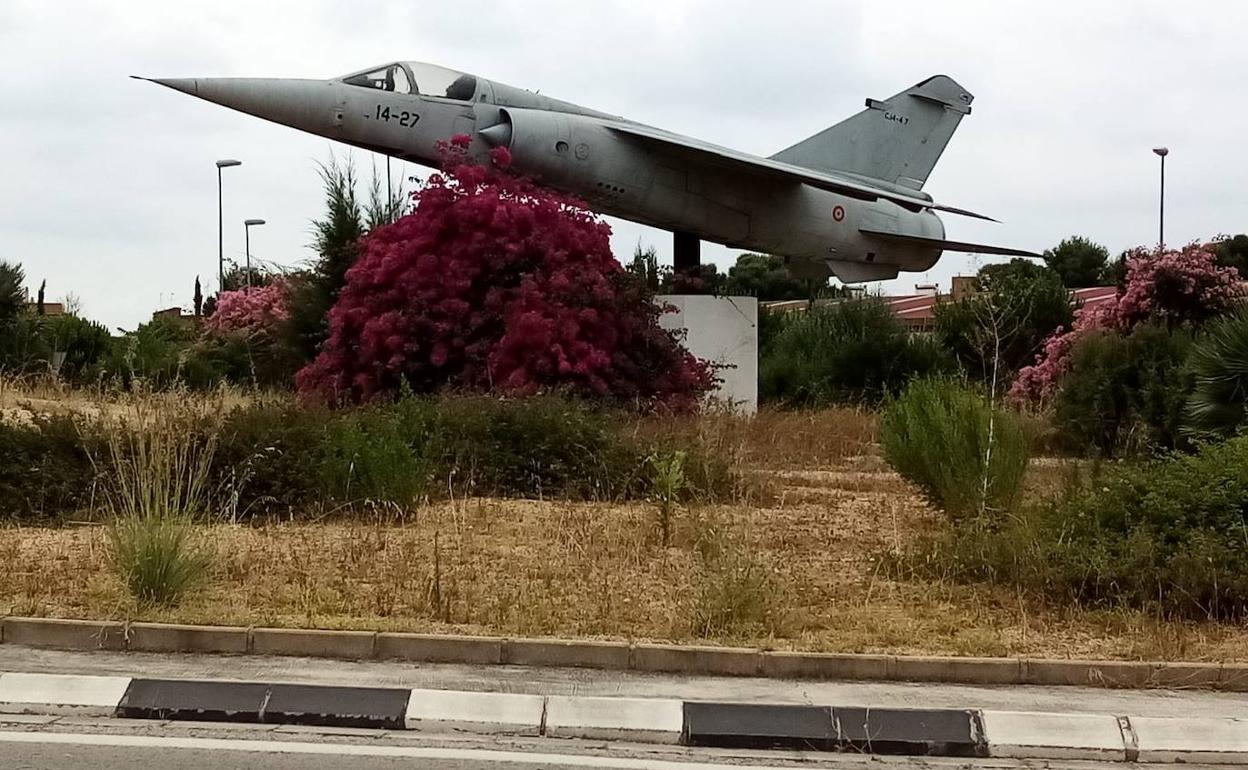 El histórico avión Mirage F-1M seguirá presidiendo la rotonda de acceso a la Feria de Muestra de Paterna