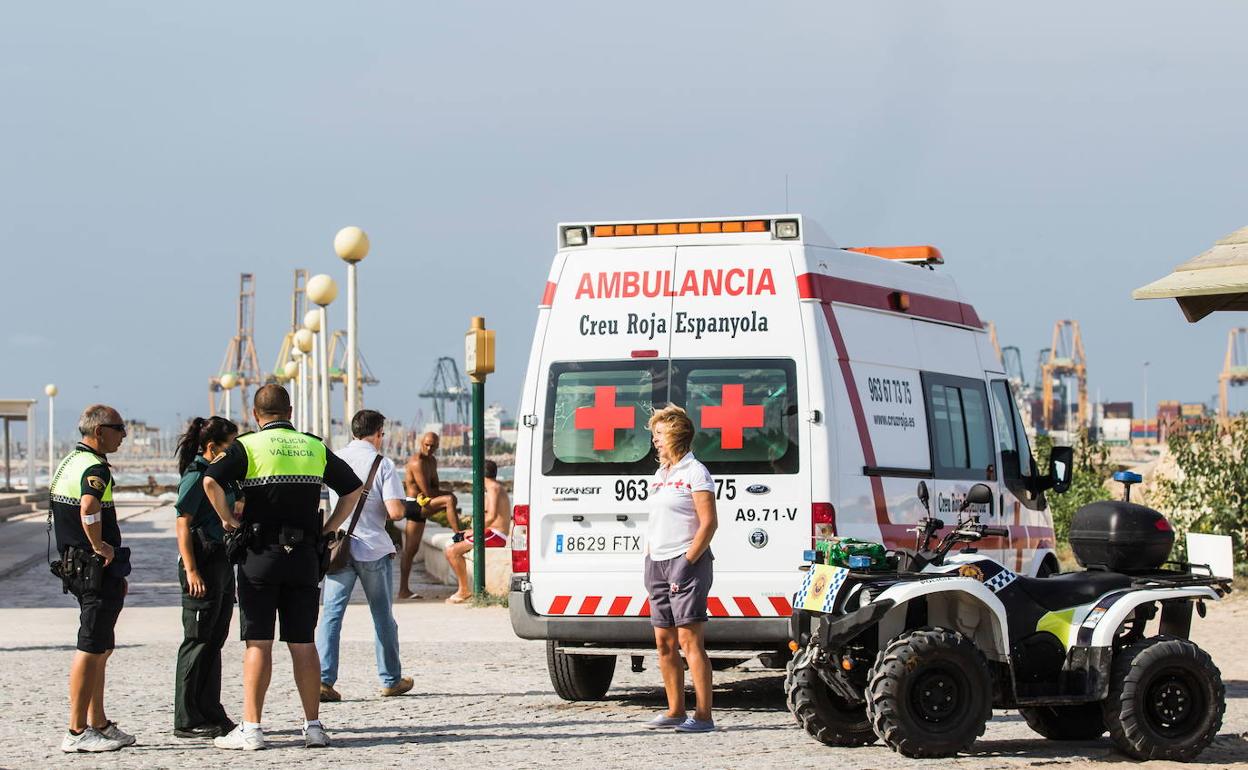 Rescatan a dos bañistas a las 9 de la noche en la misma playa de Xilxes donde había fallecido otro por la mañana