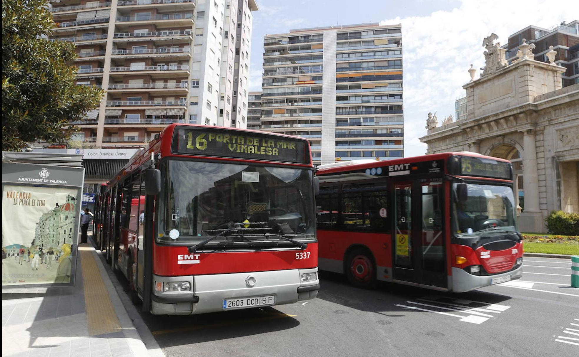 Dos autobuses de la EMT circulan por Valencia.