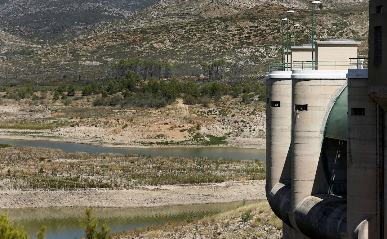 Compuertas del embalse de Forata. 