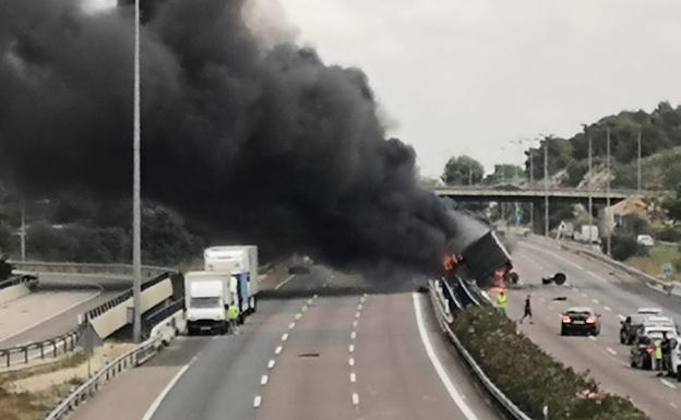 22 kilómetros de colas en el by-pass por el vuelco e incendio de un camión