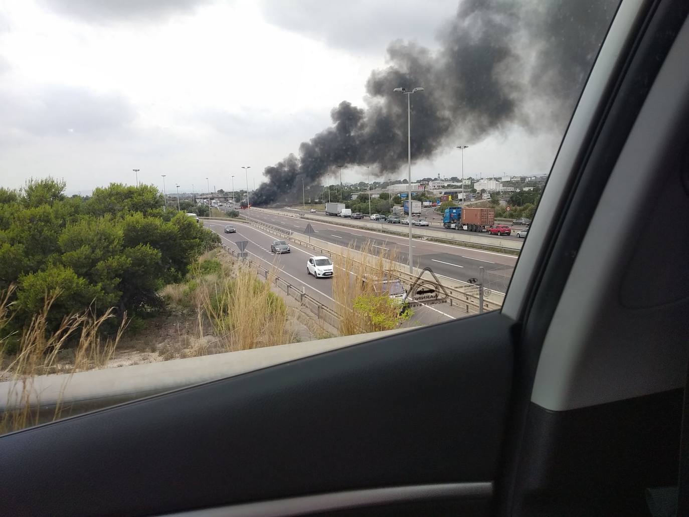 Fotos: Vuelco e incendio de un camión en el by-pass