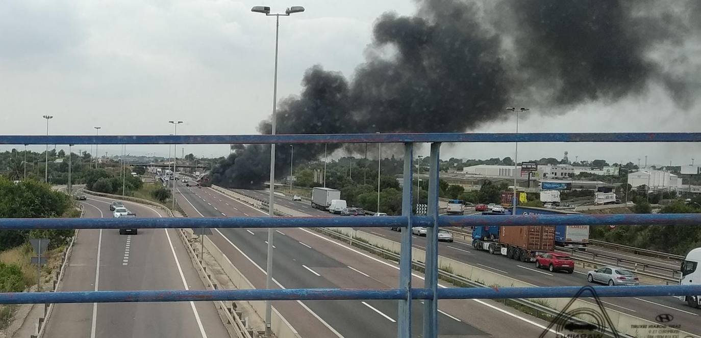 Fotos: Vuelco e incendio de un camión en el by-pass