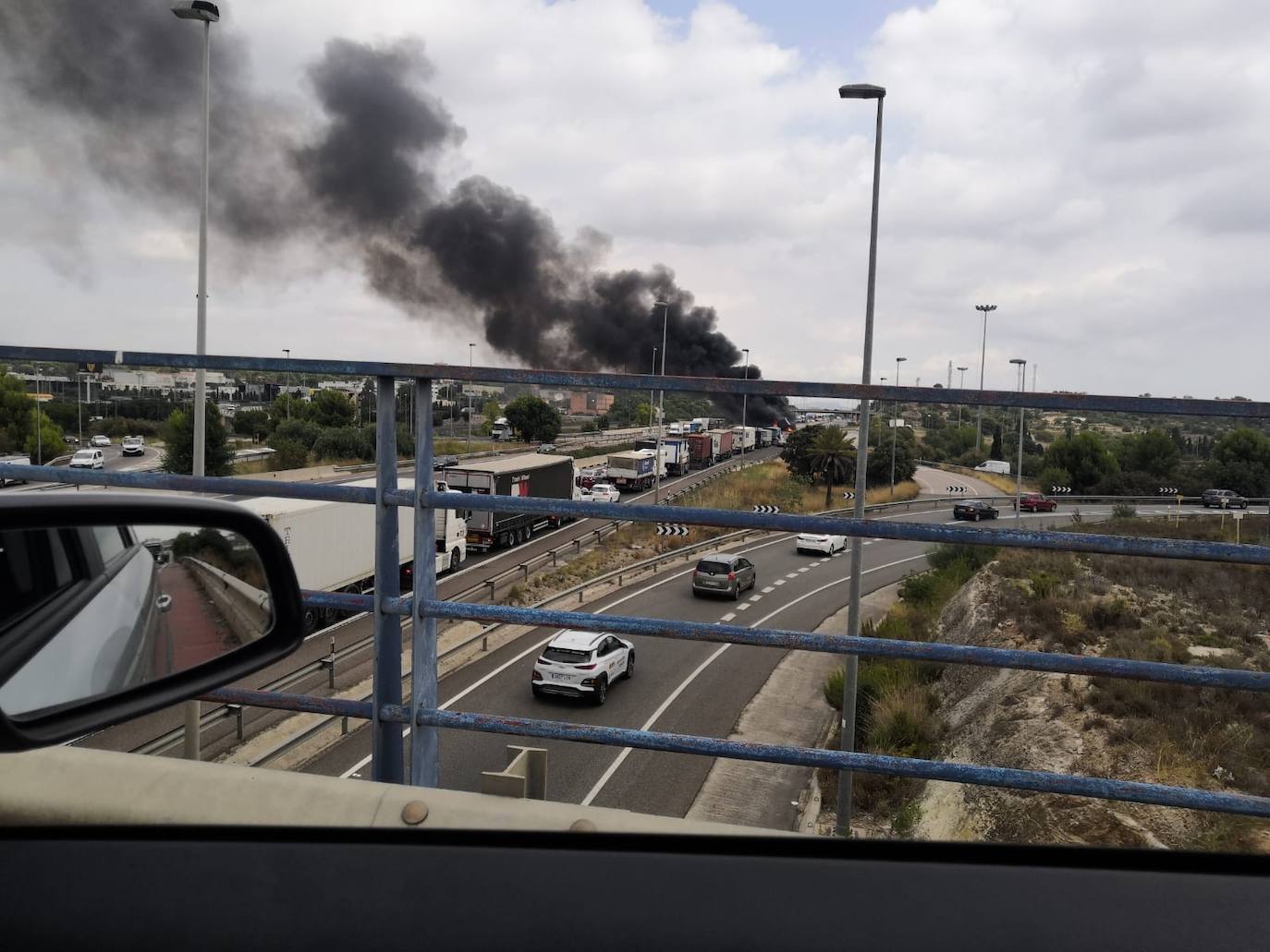 Fotos: Vuelco e incendio de un camión en el by-pass