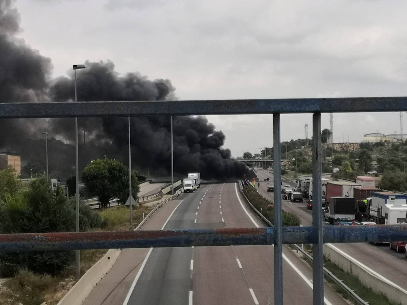 Fotos: Vuelco e incendio de un camión en el by-pass