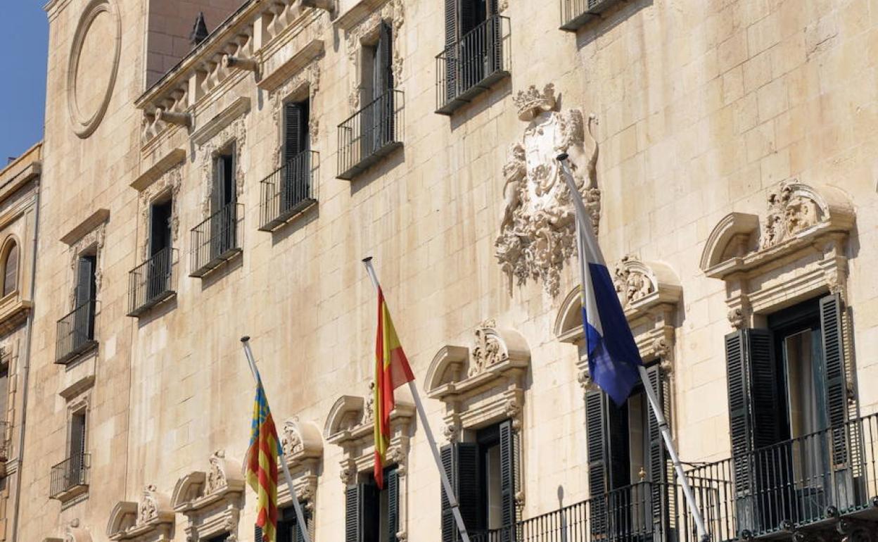 Fachada del Ayuntamiento de Alicante. 