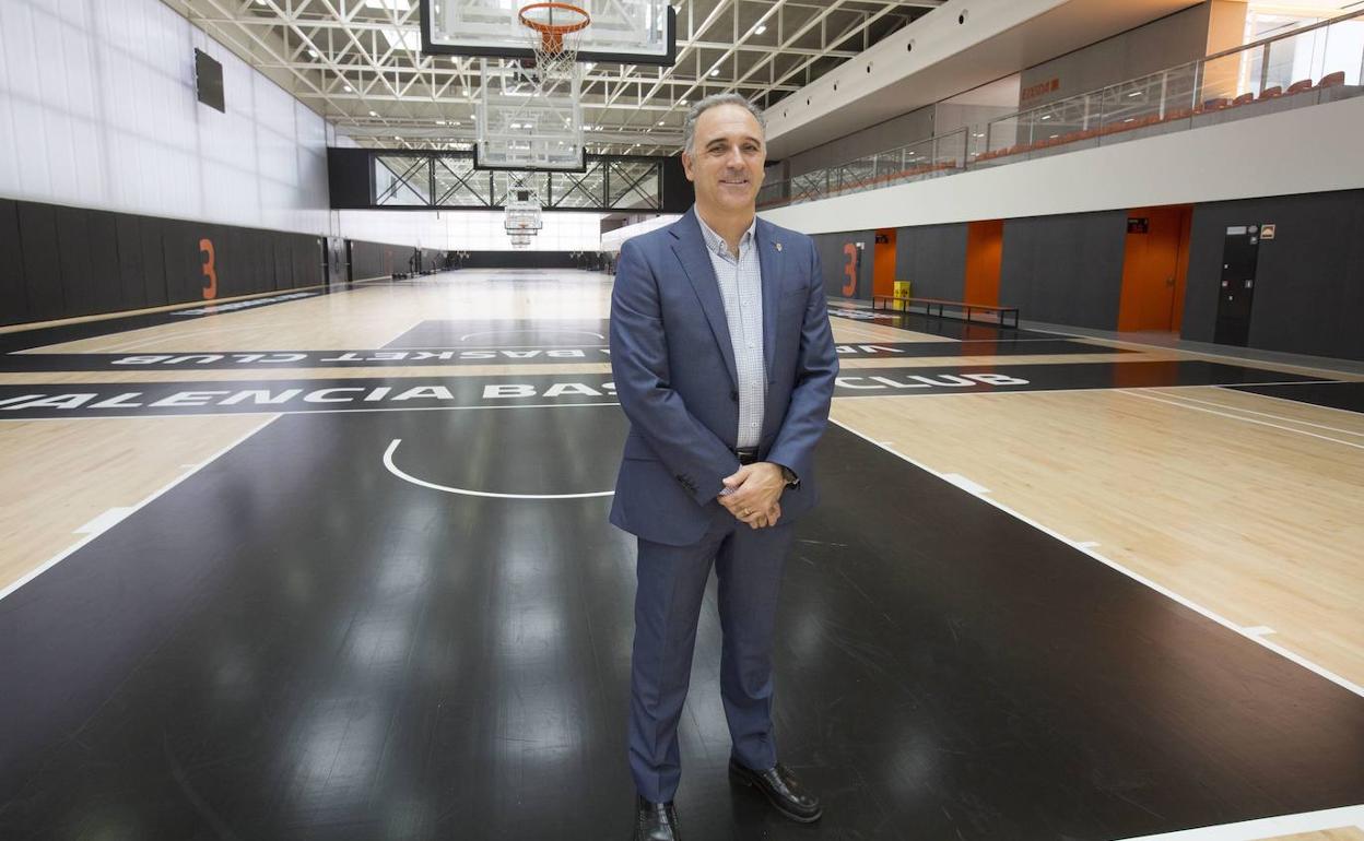 José Puentes posa en L'Alqueria del Basket. 