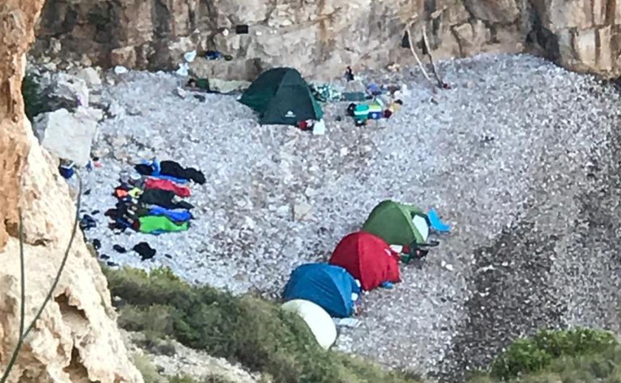 Acampada en una de las calas de la costa de Poble Nou de Benitatxell.