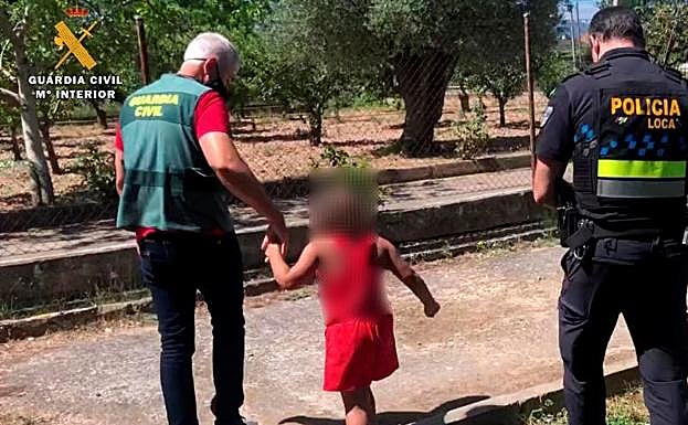 Agentes de la Guardia Civil con la niña de 7 años rescatada en La Rioja.