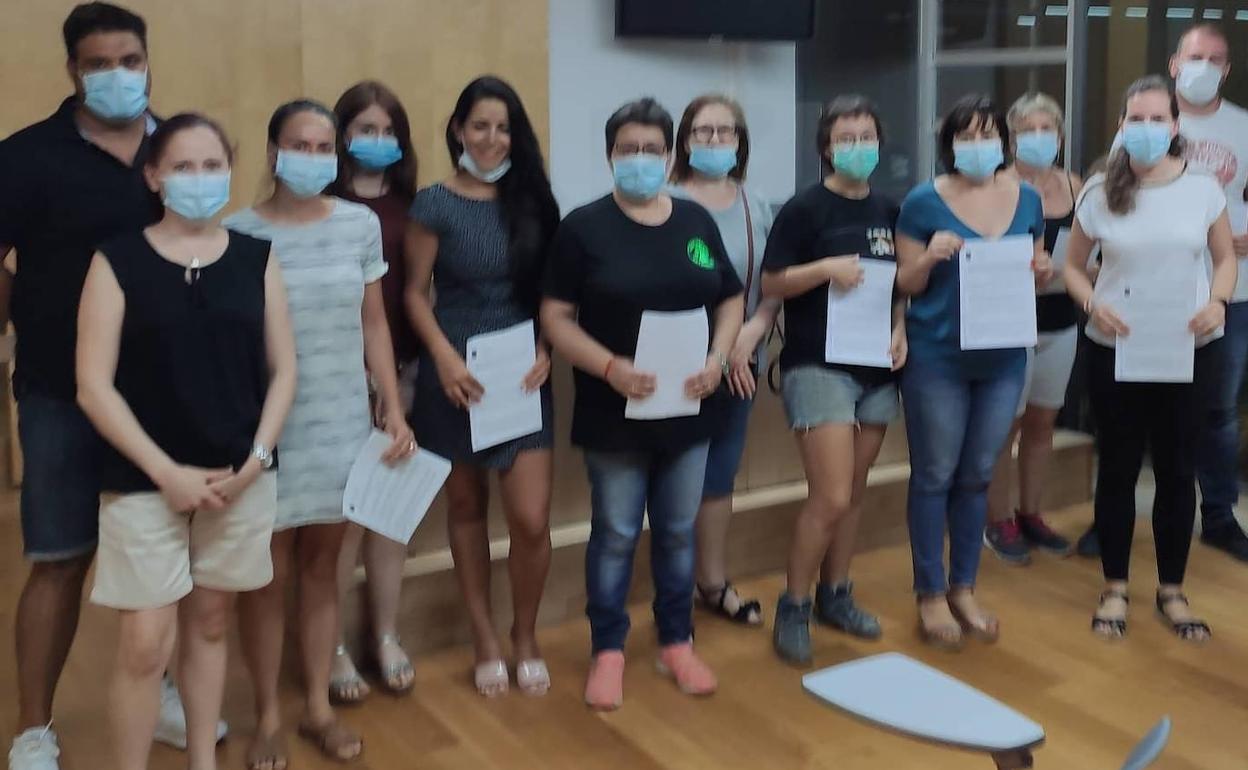 Los firmantes del nuevo convenio, con la vicealcaldesa, Lorena Silvent, y la concejala. 