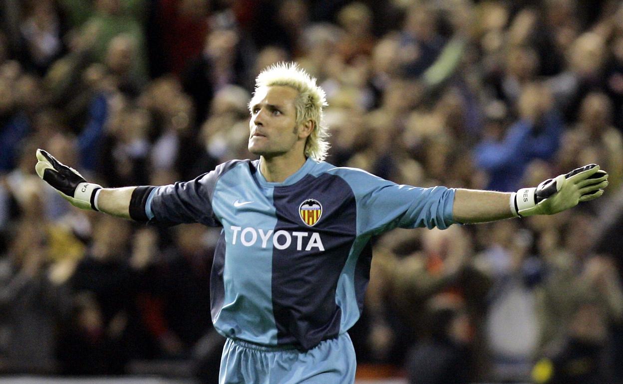 Santi Cañizares, durante un partido con el Valencia. 