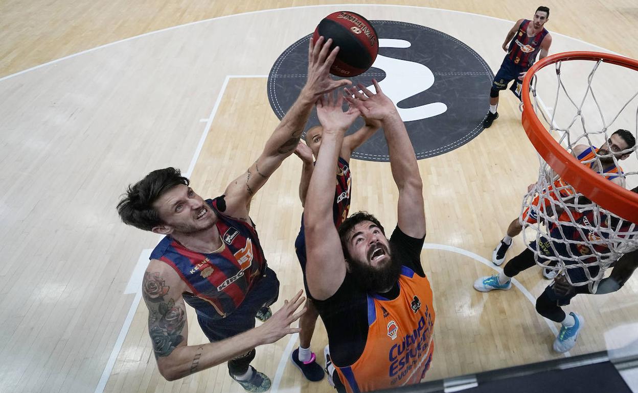 Dubljevic lucha con Polonara por el rebote durante la Fase Final. 