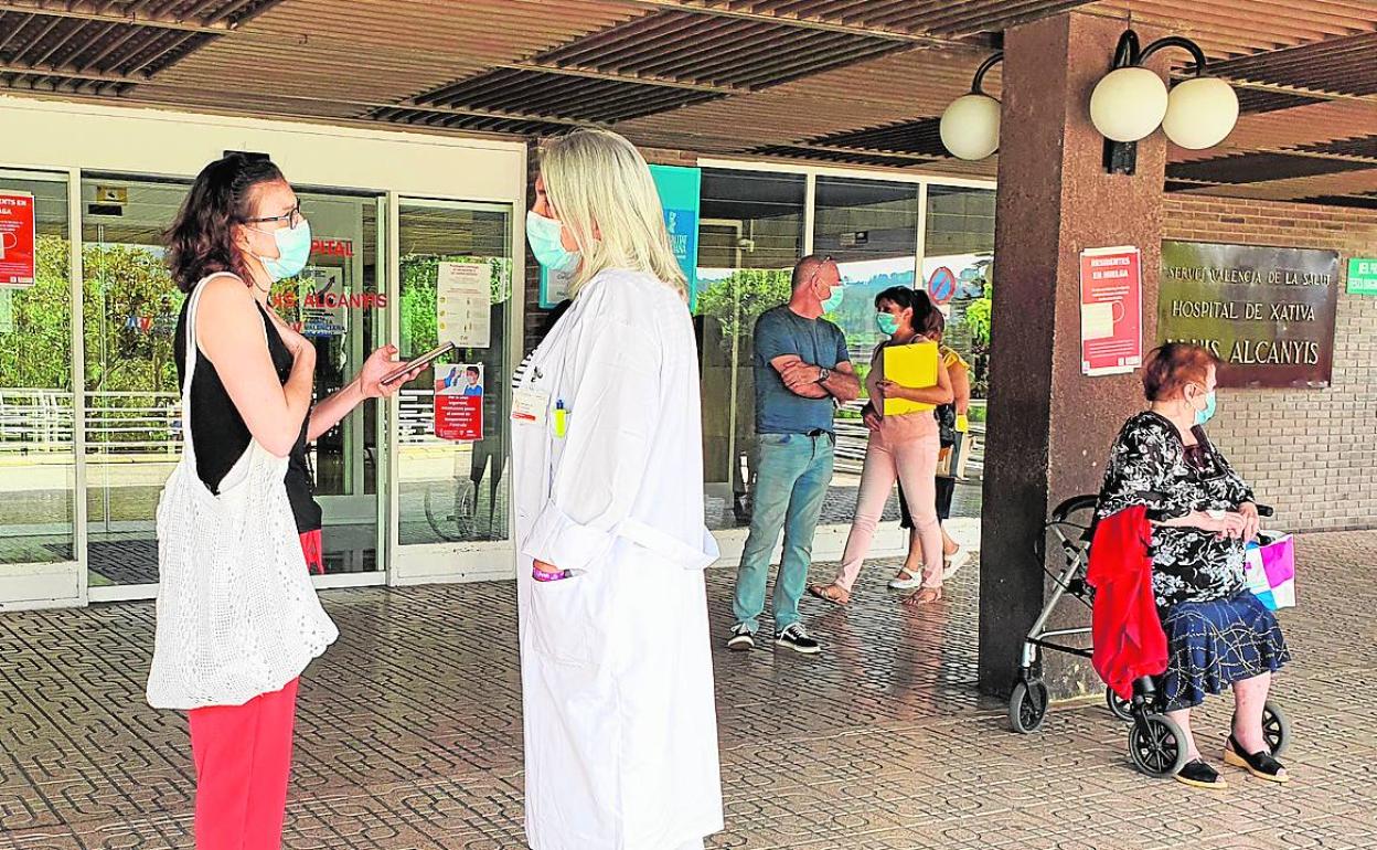 La gerente del departamento, Margarita Llaudes, a las puertas del hospital de Xàtiva. 