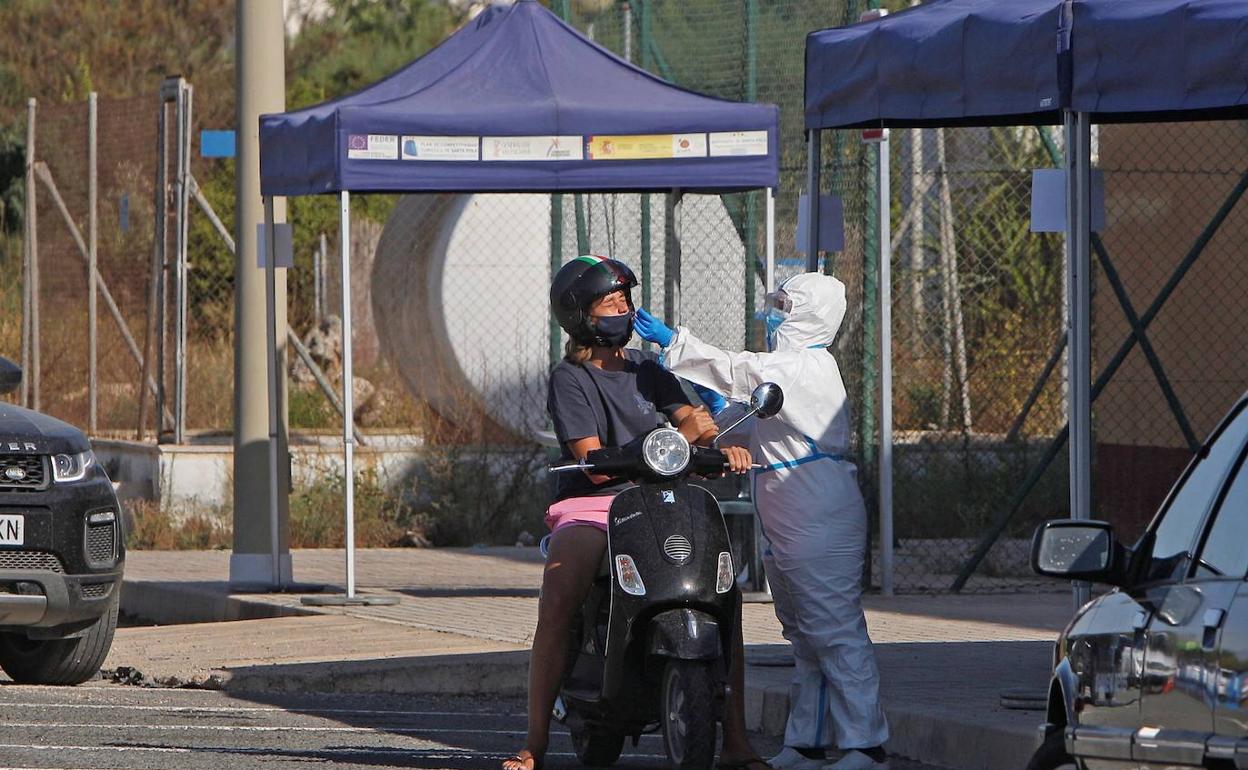 Personal sanitario realiza pruebas de Covid-19 en Santa Pola.