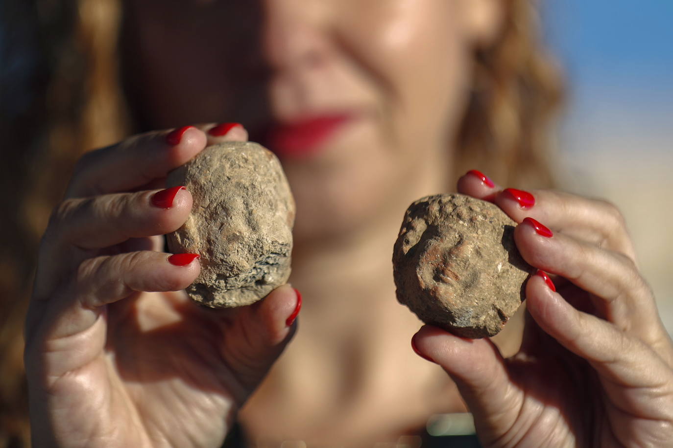 Arqueólogos israelíes han desenterrado un yacimiento en Jerusalén vinculado con el bíblico reino de Judá, un «importante» complejo administrativo y de almacenamiento datado hace 2.700 años, en el que se han encontrado asas de jarra con estampas en hebreo y figuras de arcilla de culto pagano.