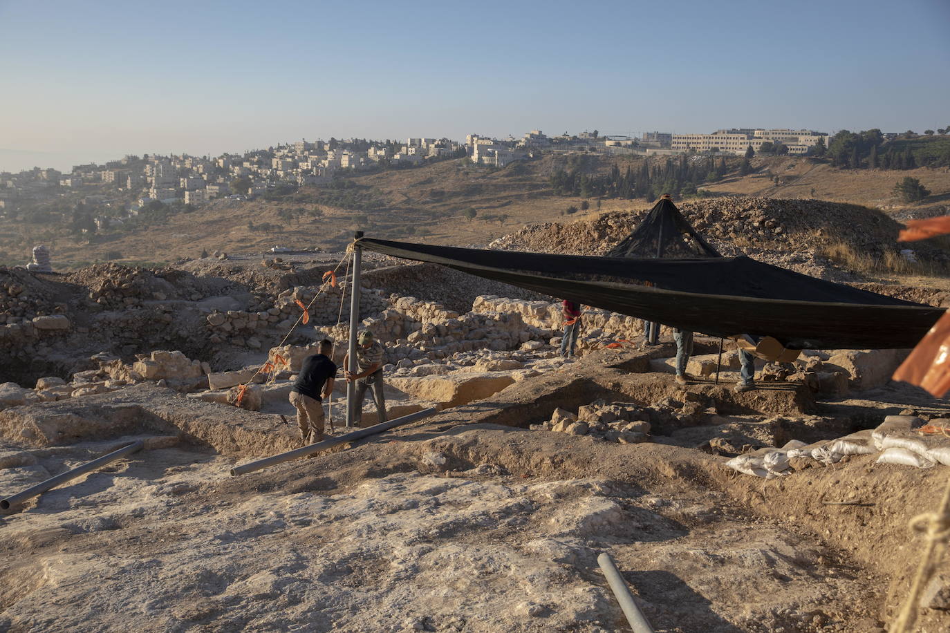 El emplazamiento, de la Edad de Hierro, fue "clave en la historia de los últimos tiempos del Reino de Judá", y se une "a otros sitios clave descubiertos en el área de Jerusalén" que estuvieron ligados a la administración centralizada de esta monarquía "desde su apogeo hasta su destrucción", explica el doctor Yuval Baruch, de la AAI. 