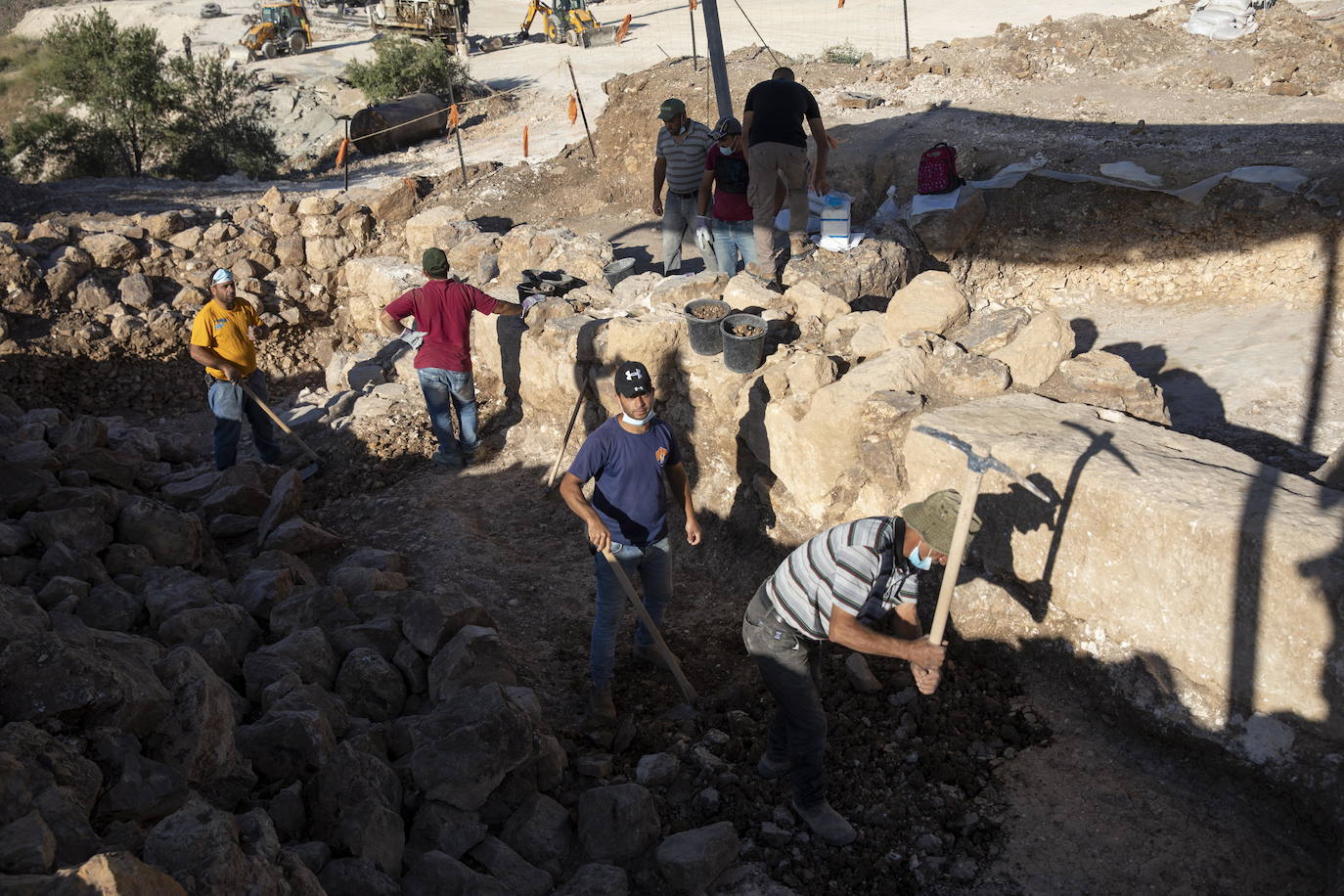 Arqueólogos israelíes han desenterrado un yacimiento en Jerusalén vinculado con el bíblico reino de Judá, un "importante" complejo administrativo y de almacenamiento datado hace 2.700 años, en el que se han encontrado asas de jarra con estampas en hebreo y figuras de arcilla de culto pagano.