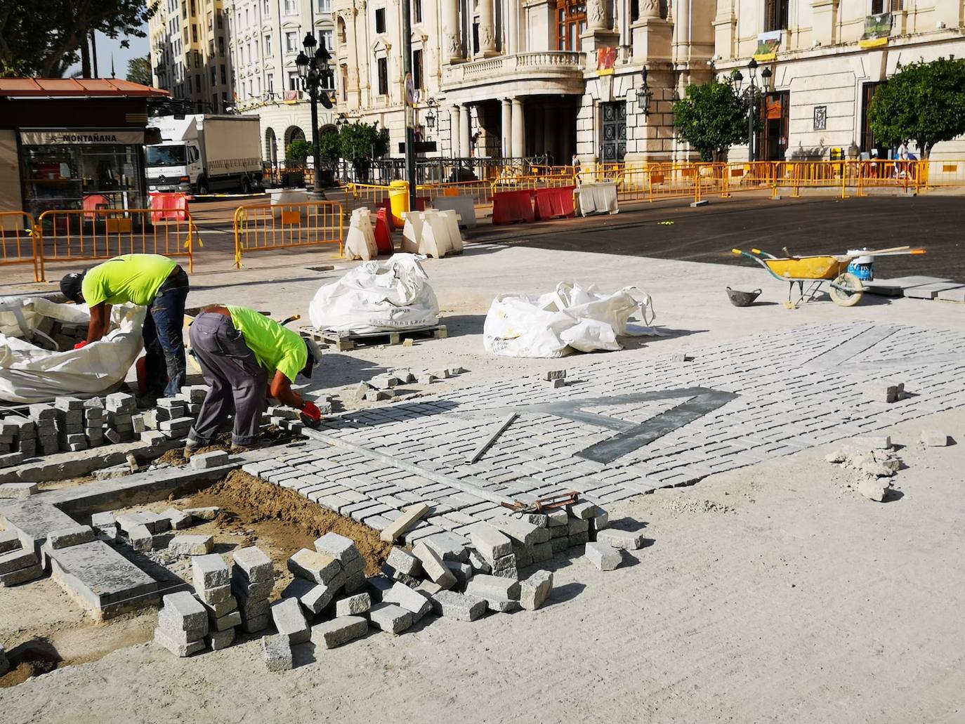 Avanzan las obras en la plaza del Ayuntamiento. El color rojo se apodera de buena parte del pavimento y el nombre de Valencia asoma ya en la zona adoquinada. 