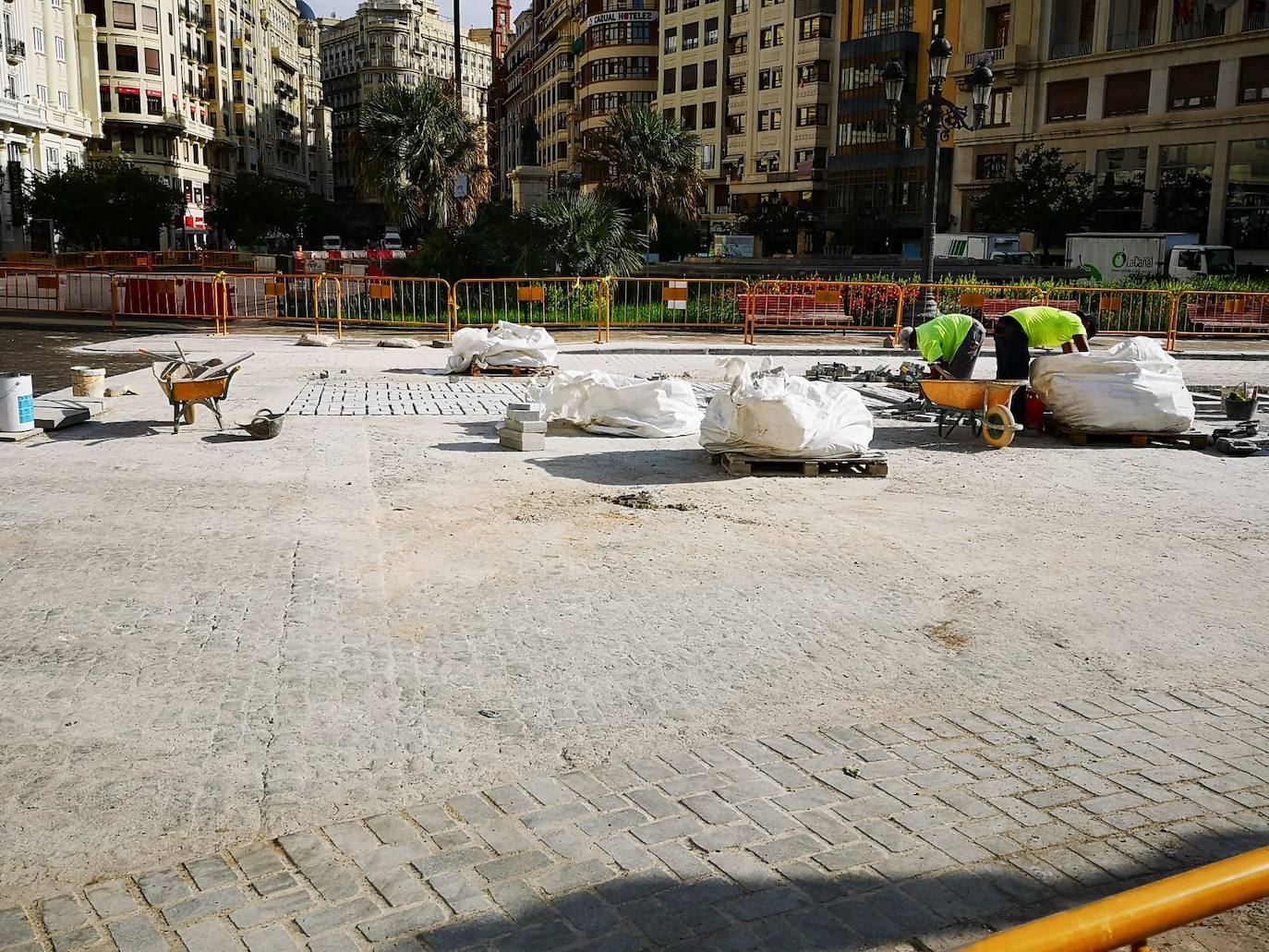 Avanzan las obras en la plaza del Ayuntamiento. El color rojo se apodera de buena parte del pavimento y el nombre de Valencia asoma ya en la zona adoquinada. 