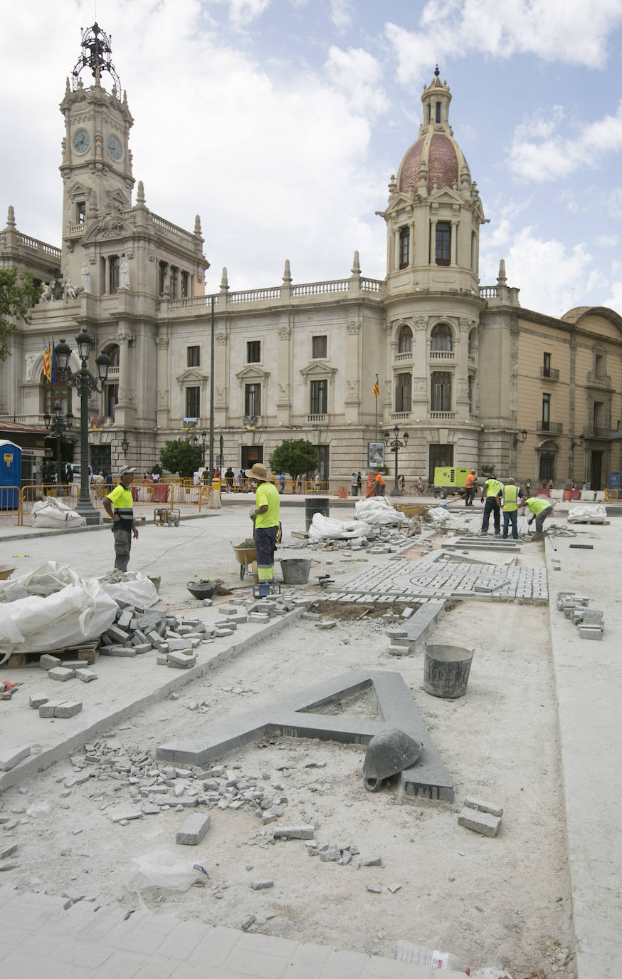 Avanzan las obras en la plaza del Ayuntamiento. El color rojo se apodera de buena parte del pavimento y el nombre de Valencia asoma ya en la zona adoquinada. 