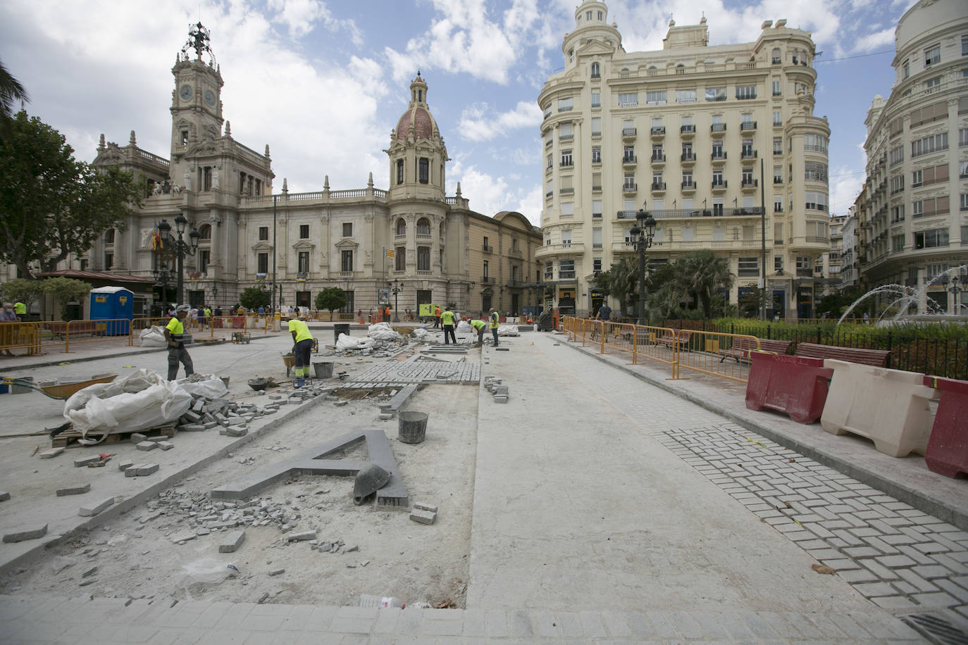 Avanzan las obras en la plaza del Ayuntamiento. El color rojo se apodera de buena parte del pavimento y el nombre de Valencia asoma ya en la zona adoquinada. 