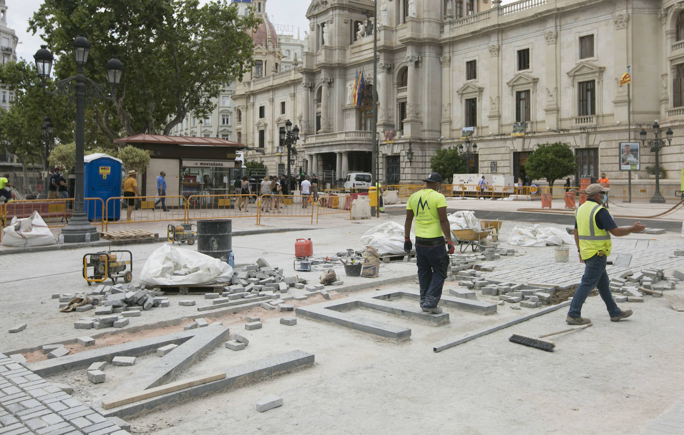 Avanzan las obras en la plaza del Ayuntamiento. El color rojo se apodera de buena parte del pavimento y el nombre de Valencia asoma ya en la zona adoquinada. 