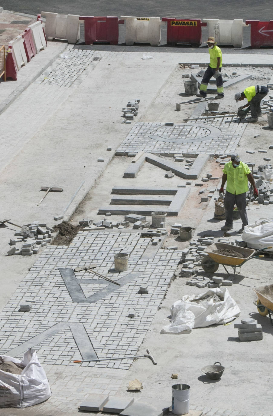 Avanzan las obras en la plaza del Ayuntamiento. El color rojo se apodera de buena parte del pavimento y el nombre de Valencia asoma ya en la zona adoquinada. 