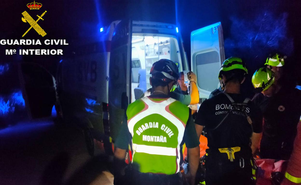 Cuatro horas cargados con una camilla a través del monte para salvar a una senderista herida en Xàtiva