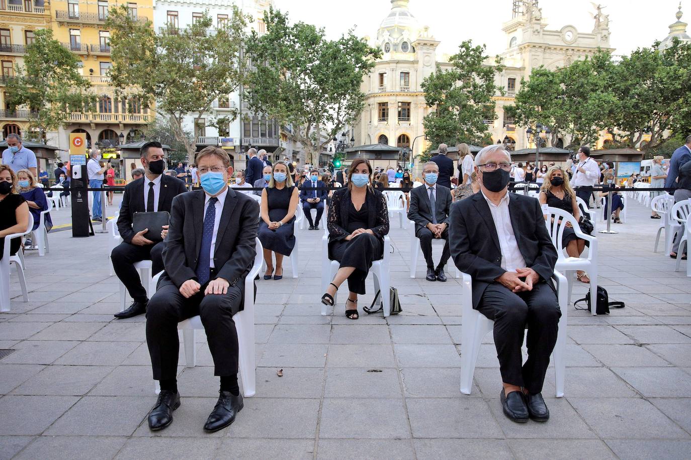 La plaza del Ayuntamiento acoge un acto de poesía, música y pólvora para recordar a los fallecidos por el coronavirus