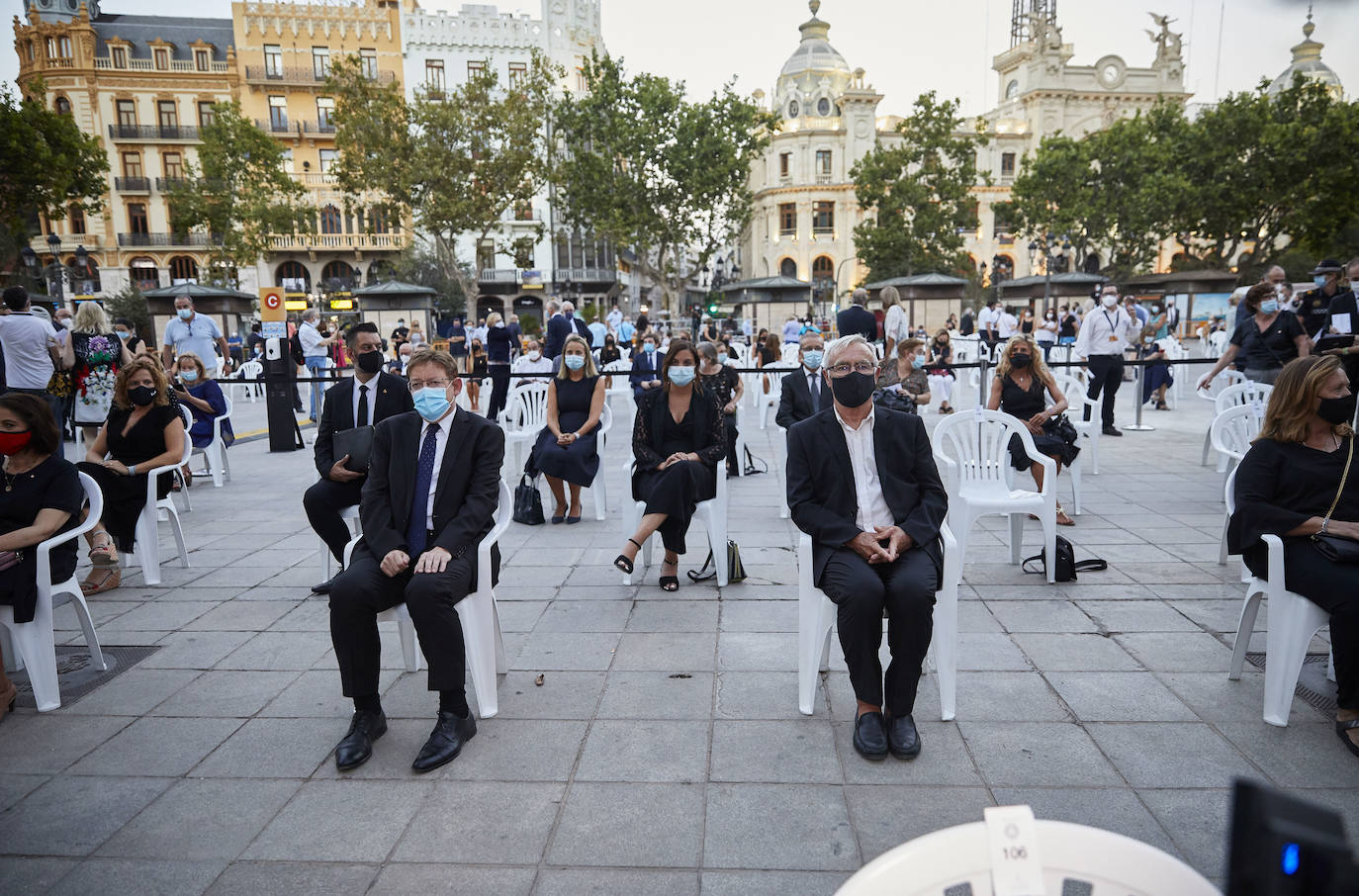 La plaza del Ayuntamiento acoge un acto de poesía, música y pólvora para recordar a los fallecidos por el coronavirus