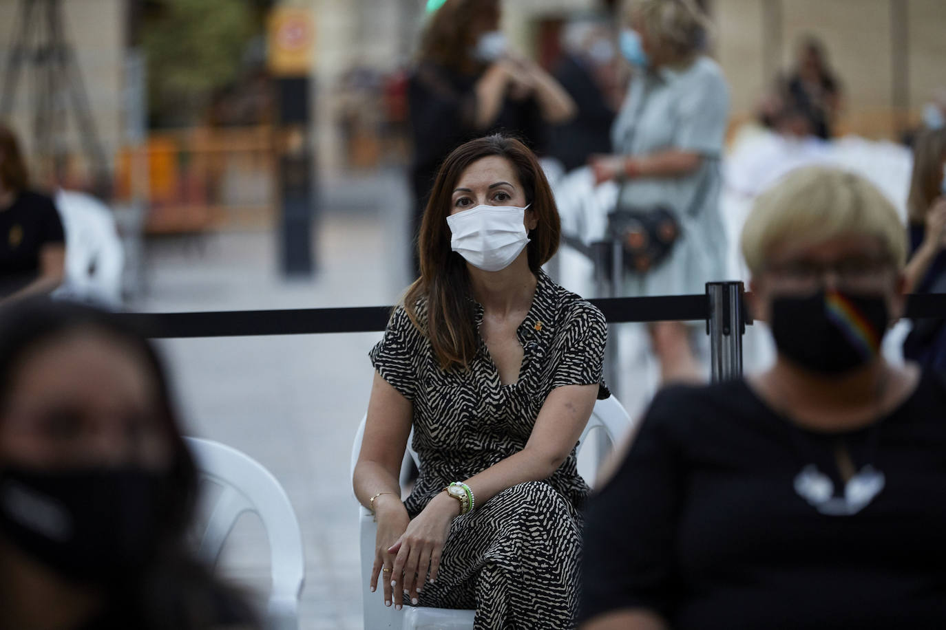 La plaza del Ayuntamiento acoge un acto de poesía, música y pólvora para recordar a los fallecidos por el coronavirus