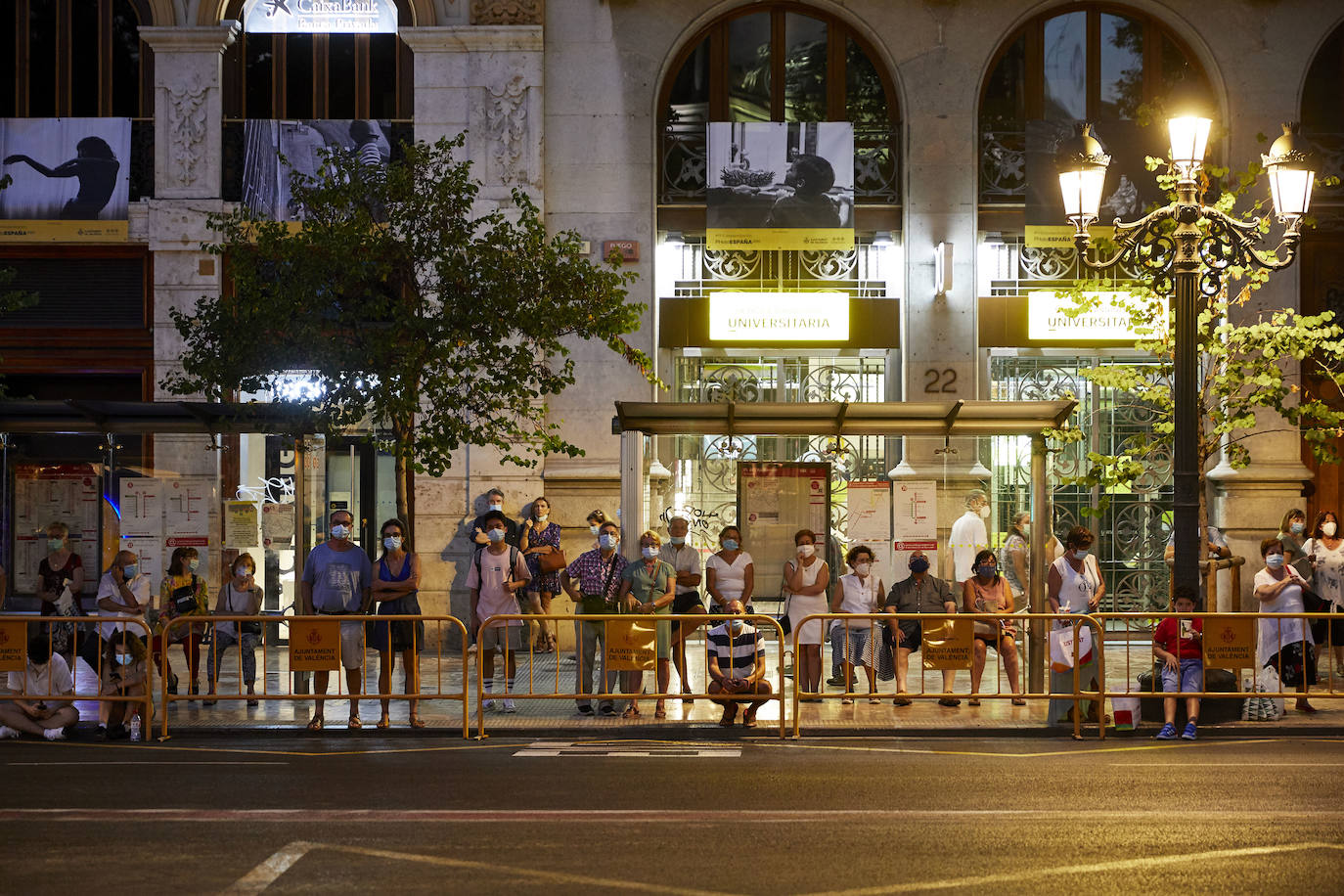 La plaza del Ayuntamiento acoge un acto de poesía, música y pólvora para recordar a los fallecidos por el coronavirus