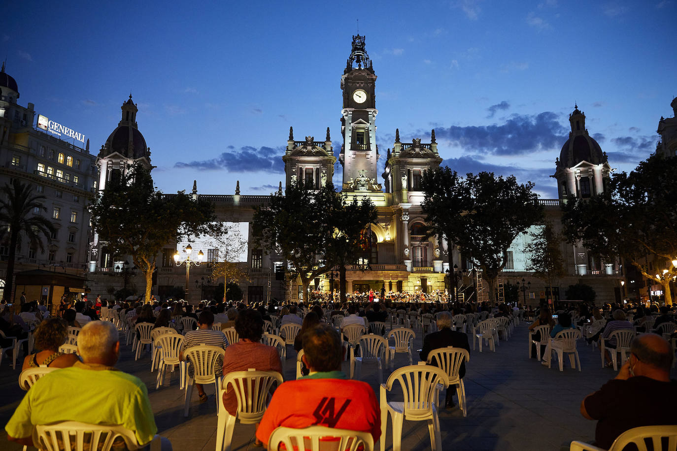 La plaza del Ayuntamiento acoge un acto de poesía, música y pólvora para recordar a los fallecidos por el coronavirus