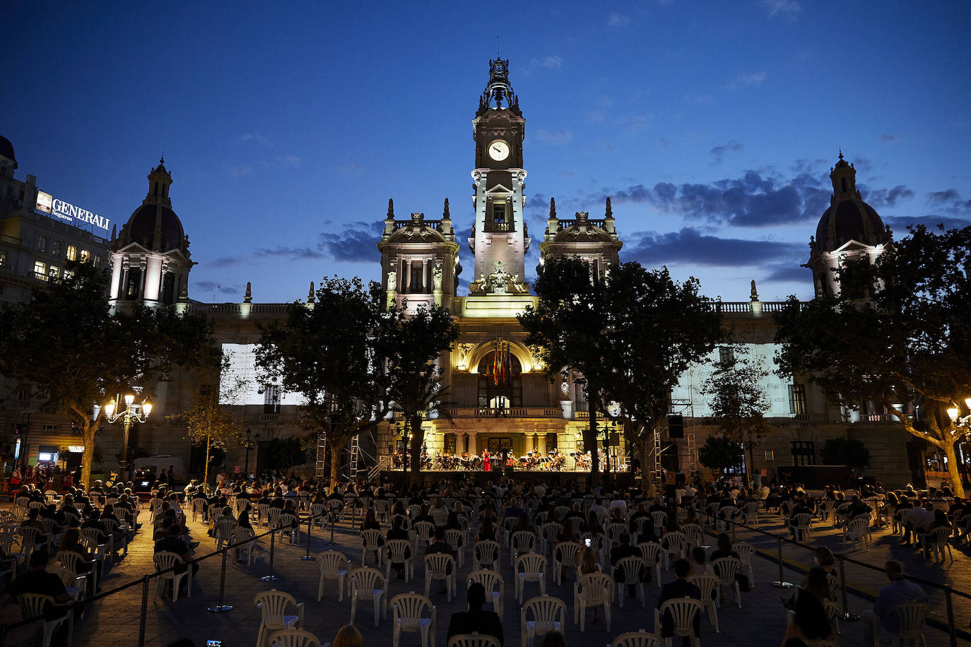 La plaza del Ayuntamiento acoge un acto de poesía, música y pólvora para recordar a los fallecidos por el coronavirus