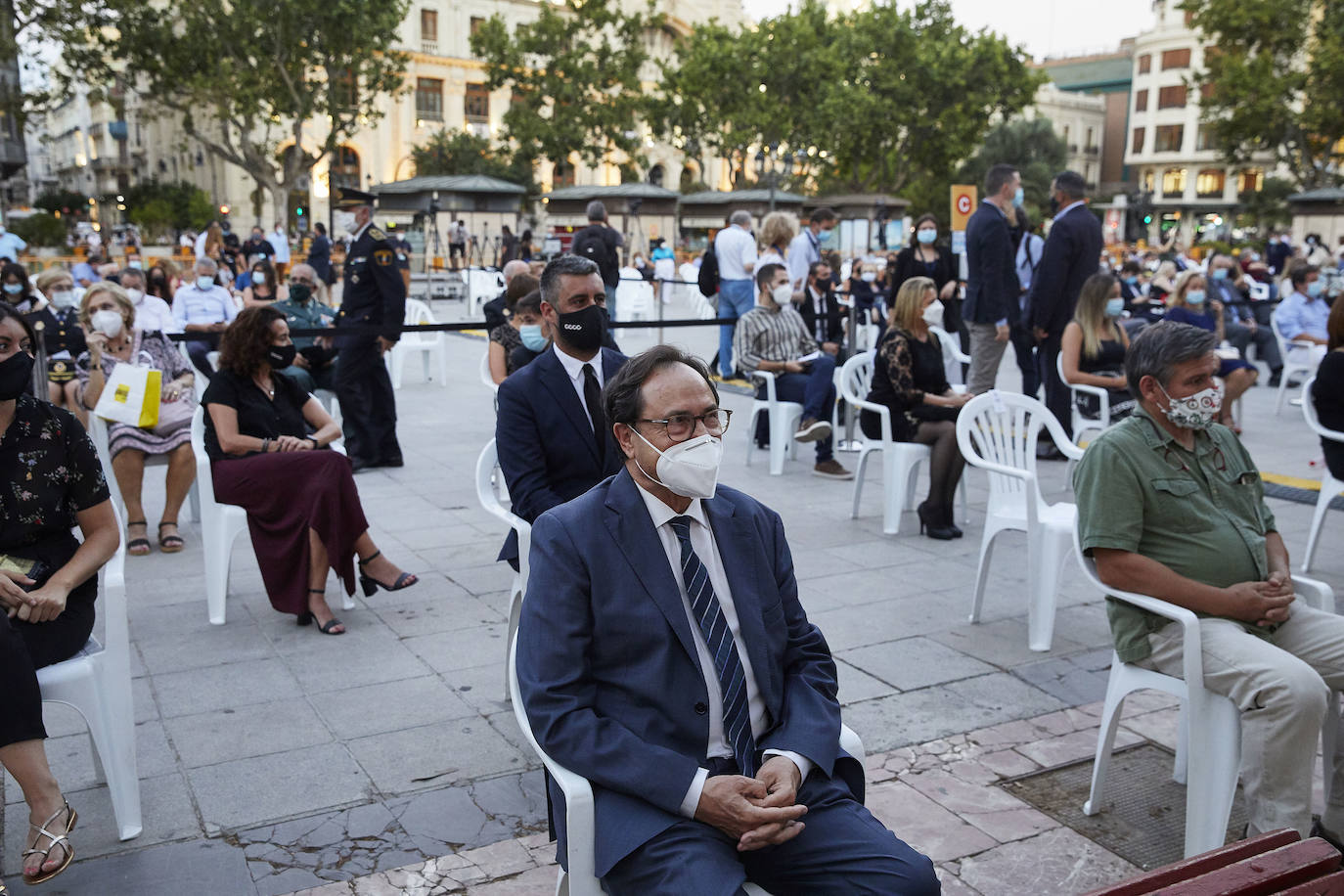 La plaza del Ayuntamiento acoge un acto de poesía, música y pólvora para recordar a los fallecidos por el coronavirus